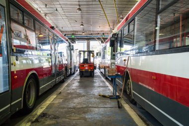 Brno, Çek Cumhuriyeti - 17 Temmuz 2024: Şehir otobüsleri için depo. Otobüs servisi olarak büyük bir salon..