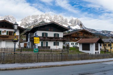Ellmau, Avusturya - 12 Mart 2024: Avusturya 'nın küçük dağlık Ellmau kasabasının sokakları. Turistler ve kayakçılar için konaklama yeri olarak hizmet veren aile evleri.