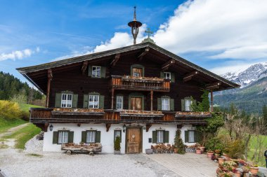 Ellmau, Avusturya - 12 Mart 2024: Ünlü Avusturya serisi Mountain Doctor 'un (Martin Gruber) çekildiği dağlardaki eski ev. Dağ doktorunun ofisi..