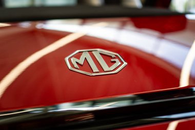 Brno, Çek Cumhuriyeti - 24 Mart 2025: İngiliz otomobil üreticisi MG 'nin kırmızı spor arabasının logosu. Çin 'de üretilen bir arabanın amblemi..