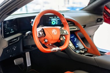 Brno, Çek Cumhuriyeti - 24 Mart 2025: Modern bir MG Cyberster 'ın iç mimarisi. Hızlı spor elektrikli bir araba, içinde bir sürü ekran ve kırmızı deri bir direksiyon..