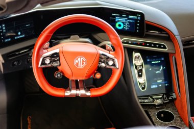 Brno, Çek Cumhuriyeti - 24 Mart 2025: Modern bir MG Cyberster 'ın iç mimarisi. Hızlı spor elektrikli bir araba, içinde bir sürü ekran ve kırmızı deri bir direksiyon..