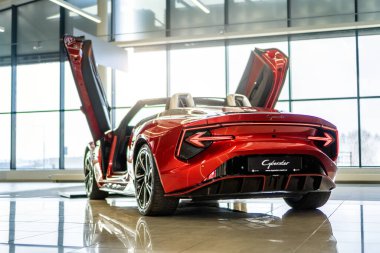 Brno, Çek Cumhuriyeti - 24 Mart 2025: Kırmızı MG Cyberster elektrikli spor araba. Klasik İngiliz arabası Çin yapımı. Kırmızı iki koltuklu üstü açık araba..