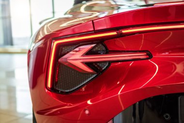 Brno, Çek Cumhuriyeti - 24 Mart 2025: MG Cyberster 'ın arka LED ışığının ayrıntıları. Klasik İngiliz arabası Çin yapımı. Elektrikli spor araba..