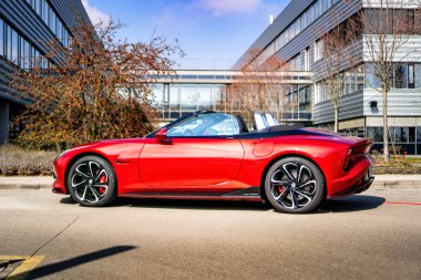 Brno, Çek Cumhuriyeti - 24 Mart 2025: Kırmızı MG Cyberster elektrikli spor araba. Klasik İngiliz arabası Çin yapımı. Kırmızı iki koltuklu üstü açık araba..