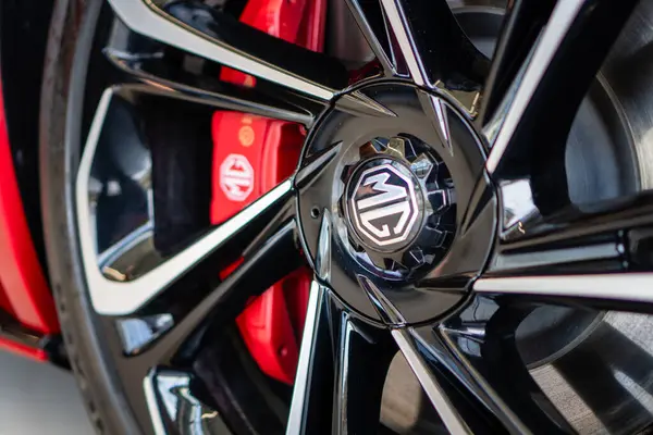 Brno, Çek Cumhuriyeti - 24 Mart 2025: hızlı spor otomobil MG Cyberster 'ın alüminyum çarkının ayrıntıları. Klasik İngiliz arabası Çin yapımı. Elektrikli spor araba..