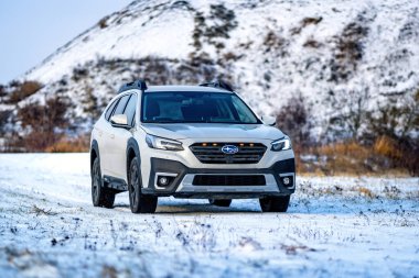 Güney Moravya, Çek Cumhuriyeti - 7 Ocak 2025: Beyaz aile Subaru Outback kışın doğada. Karlı kış yolunda off-road steyşın.