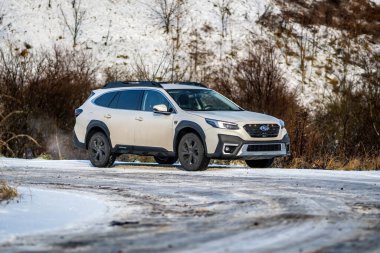 Güney Moravya, Çek Cumhuriyeti - 7 Ocak 2025: Beyaz aile Subaru Outback kışın doğada. Karlı kış yolunda off-road steyşın.