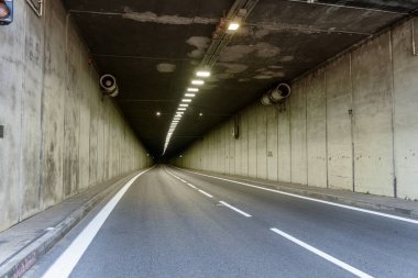 Şehirde arabalar için uzun ve karanlık bir tünel var. Şehir merkezindeki trafiği iyileştirmek için beton tünelden geçen asfalt yol..