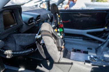 Brno, Çek Cumhuriyeti - 5 Eylül 2024: direksiyon simidi ve bir İtalyan yarış arabası Lamborghini 'nin içi. Pistte sürmek için tasarlanmış hızlı bir yarış arabası..
