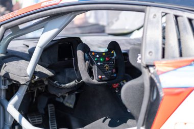 Brno, Çek Cumhuriyeti - 5 Eylül 2024: direksiyon simidi ve bir İtalyan yarış arabası Lamborghini 'nin içi. Pistte sürmek için tasarlanmış hızlı bir yarış arabası..