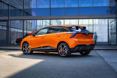 Moravia, Çek Cumhuriyeti - 25 Mart 2025: MG4 markasının Çinli üreticisi Orange Electric Family SUV. Modern elektrikli araba.