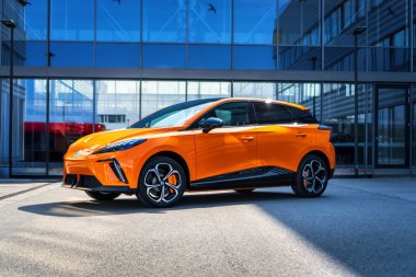 Moravia, Çek Cumhuriyeti - 25 Mart 2025: MG4 markasının Çinli üreticisi Orange Electric Family SUV. Modern elektrikli araba.