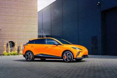 Moravia, Çek Cumhuriyeti - 25 Mart 2025: MG4 markasının Çinli üreticisi Orange Electric Family SUV. Modern elektrikli araba.