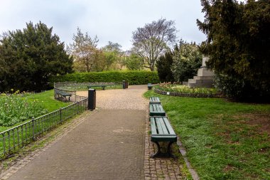 Prag 'ın merkezindeki Riegrovy sady parkında ahşap banklar ve patika.