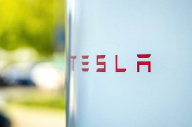 Brno, Çek Cumhuriyeti - 13 Mayıs 2025: Elektrikli araba şarj istasyonundaki Tesla tabelasının ayrıntıları.