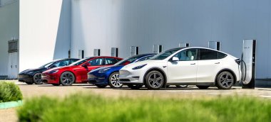 Brno, Çek Cumhuriyeti - 13 Mayıs 2025: Kamu şarj istasyonlarına park etmiş Tesla elektrikli arabaları bataryalarını dolduruyor.