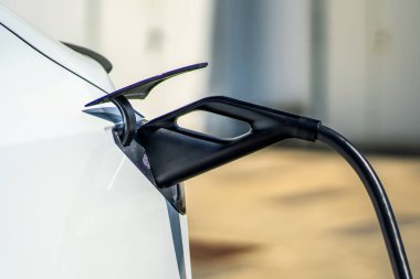 Brno, Çek Cumhuriyeti - 13 Mayıs 2025: Tesla Model 3 elektrikli araba için bağlı bir şarj istasyonunun ayrıntıları. Açık hava şarj istasyonunda elektrikli araba şarj etmek..