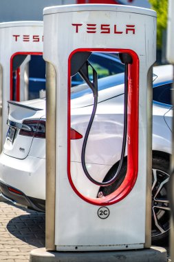 Brno, Çek Cumhuriyeti - 13 Mayıs 2025: Tesla otoparktaki hızlı şarj istasyonu. Elektrikli arabanın aküsünü şarj etmek..
