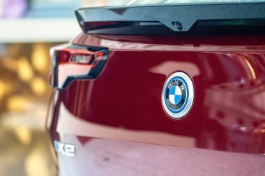 Brno, Çek Cumhuriyeti - 15 Mayıs 2025: BMW X3 'ün bagajındaki yuvarlak logonun ayrıntıları. Pille çalışan elektrikli bir arabanın logosu..