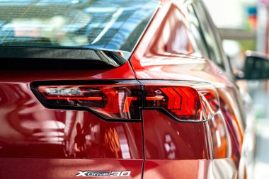 Brno, Çek Cumhuriyeti - 15 Mayıs 2025: BMW X3 arabasının arka LED ışığının ayrıntıları. Pille çalışan elektrikli bir arabanın logosu..
