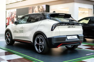 Brno, Çek Cumhuriyeti - 15 Mayıs 2025: Beyazlı modern elektrikli SUV Alfa Romeo Junior. İtalyan SUV 'nin arka görüntüsü.