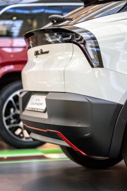 Brno, Çek Cumhuriyeti - 15 Mayıs 2025: Beyaz renkli modern elektrikli SUV Alfa Romeo Junior. Moda İtalyan arabasının arka LED ışıklarının ayrıntıları.
