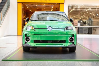 Brno, Çek Cumhuriyeti - 14 Mayıs 2025: Küçük şık şehir arabası Renault 5 yeşil renkli. Modern Fransız yapımı elektrikli araba. Ön görünüm.