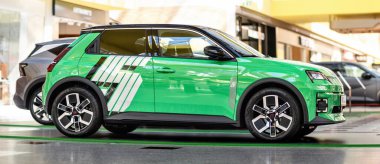 Brno, Çek Cumhuriyeti - 14 Mayıs 2025: Küçük şık şehir arabası Renault 5 yeşil renkli. Modern Fransız yapımı elektrikli araba. Yan görünüm.