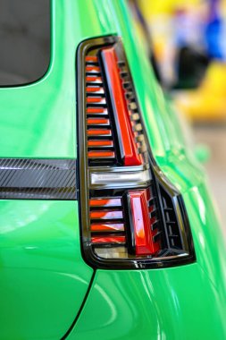 Brno, Çek Cumhuriyeti - 14 Mayıs 2025: Küçük şık şehir arabası Renault 5 yeşil renkli. Modern Fransız yapımı elektrikli araba. Stop lambasının ayrıntıları.