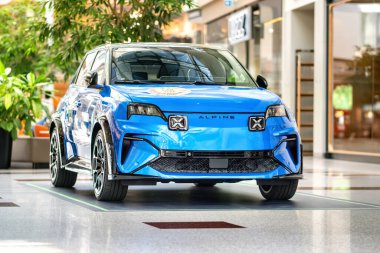 Brno, Çek Cumhuriyeti - 14 Mayıs 2025: Renault 5 tabanlı mavi elektrikli spor otomobil Alpine A290. Fransız markasının küçük şehir tarzı arabası. Ön görünüm.