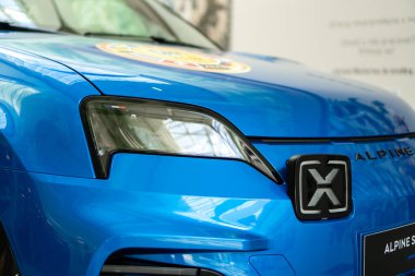 Brno, Çek Cumhuriyeti - 14 Mayıs 2025: Renault 5 tabanlı mavi elektrikli spor otomobil Alpine A290. Fransız markasının küçük şehir tarzı arabası. Ön ışıkların ayrıntıları..