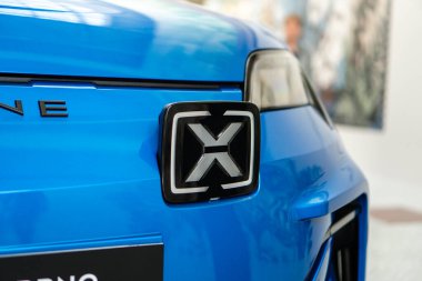 Brno, Çek Cumhuriyeti - 14 Mayıs 2025: Renault 5 tabanlı mavi elektrikli spor otomobil Alpine A290. Fransız markasının küçük şehir tarzı arabası. Ön ışıkların ayrıntıları..