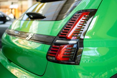 Brno, Çek Cumhuriyeti - 14 Mayıs 2025: Küçük şık şehir arabası Renault 5 yeşil renkli. Modern Fransız yapımı elektrikli araba. Stop lambasının ayrıntıları.