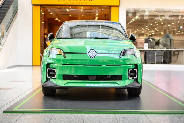 Brno, Çek Cumhuriyeti - 14 Mayıs 2025: Küçük şık şehir arabası Renault 5 yeşil renkli. Modern Fransız yapımı elektrikli araba. Ön görünüm.