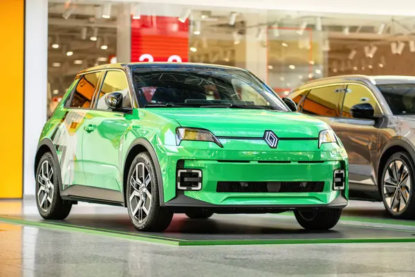 Brno, Çek Cumhuriyeti - 14 Mayıs 2025: Küçük şık şehir arabası Renault 5 yeşil renkli. Modern Fransız yapımı elektrikli araba. Ön görünüm.