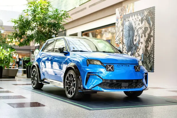 Brno, Çek Cumhuriyeti - 14 Mayıs 2025: Renault 5 tabanlı mavi elektrikli spor otomobil Alpine A290. Fransız markasının küçük şehir tarzı arabası. Ön görünüm.