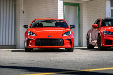 Brno, Çek Cumhuriyeti - 12 Ekim 2025: Küçük kırmızı Toyota GR86 spor araba bir garajın önünde park edilmiş. Hızlı Japon çift kapılı coupe.