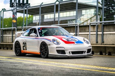 Brno, Çek Cumhuriyeti - 12 Ekim 2025: 2011 yılından beyaz klasik Porsche 911 tipi 997 GT3 yarış pistinde hızlı sürüyor. Hızlı Alman çift kapılı coupe.
