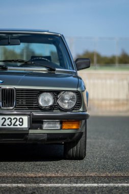 Brno, Çek Cumhuriyeti - 20 Haziran 2025: klasik bir BMW M arabasının far ayrıntıları. 80 'lerden kalma hızlı Alman arabası. BMW M5 in E28 nesli.