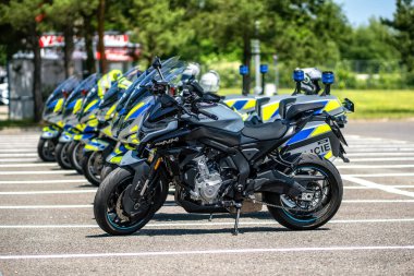 Brno, Çek Cumhuriyeti - 20 Haziran 2025: Çek Cumhuriyeti Polisi 'nin park halindeki motosikletleri. Polis motosikletleri park yerinde..