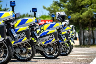 Brno, Çek Cumhuriyeti - 20 Haziran 2025: Çek Cumhuriyeti Polisi 'nin park halindeki motosikletleri. Polis motosikletleri park yerinde..