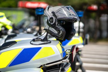 Brno, Çek Cumhuriyeti - 20 Haziran 2025: Çek Cumhuriyeti Polis Teşkilatı motosikletindeki bir polis kaskının ayrıntıları.