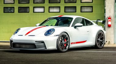 Brno, Çek Cumhuriyeti - 4 Eylül 2025: Kırmızı folyo etiketli beyaz Porsche 911 GT3 yarışı bir garajın önünde duruyor. Alman spor arabası.