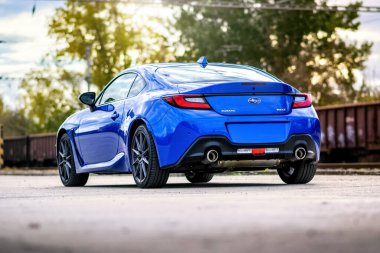 Brno, Çek Cumhuriyeti - 15 Ekim 2023: Mavi Japon spor otomobili Subaru BRZ. Boksör motoru olan iki kapılı bir araba. Arabanın arka tarafına bak..