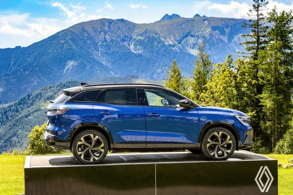 Tatra Dağları, Slovakya - 5 Ağustos 2024: Mavi modern SUV Renault Austral dağlardaki sergide duruyor. Arabanın manzarası ve yüksek kayalık dağlar.