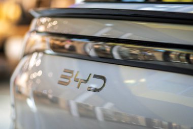 Brno, Çek Cumhuriyeti - 20 Haziran 2025: Çinli otomobil üreticisi BYD 'nin modern elektrikli arabasının arka lambalarının ayrıntıları.