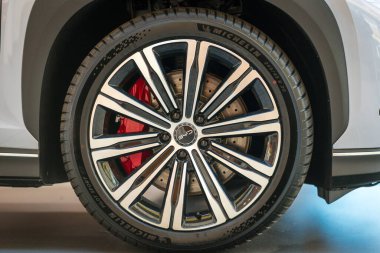 Brno, Çek Cumhuriyeti - 20 Haziran 2025: alüminyum kenarlı ve lastikli bir araba tekerleğinin ayrıntıları. Çinli araba şirketi BYD 'nin logosunun olduğu tekerleğin merkezi..