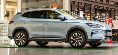 Brno, Çek Cumhuriyeti - 20 Haziran 2025: Çin 'de elektrikli motorlu büyük aile cipi. BYD Sealion 7 arabası.