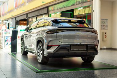 Brno, Çek Cumhuriyeti - 20 Haziran 2025: Çin 'de elektrikli motorlu büyük aile cipi. BYD Sealion 7 arabası.